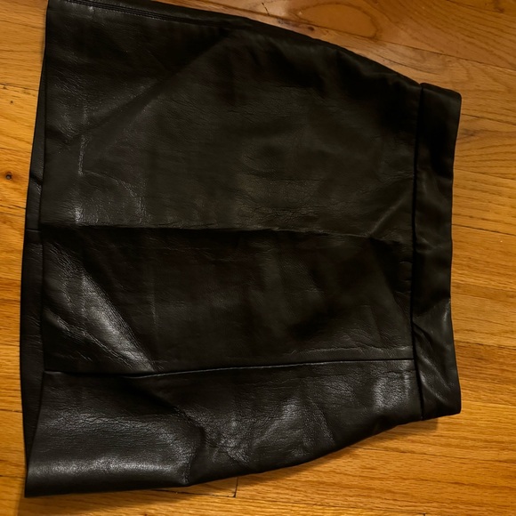 Wilfred Patio Mini Skirt (Aritzia) - Picture 3 of 5